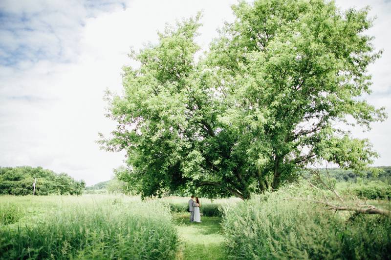 FARM CHIC WEDDING WITH BRIGHT POPS OF COLOR | LINDSAY + ZACH