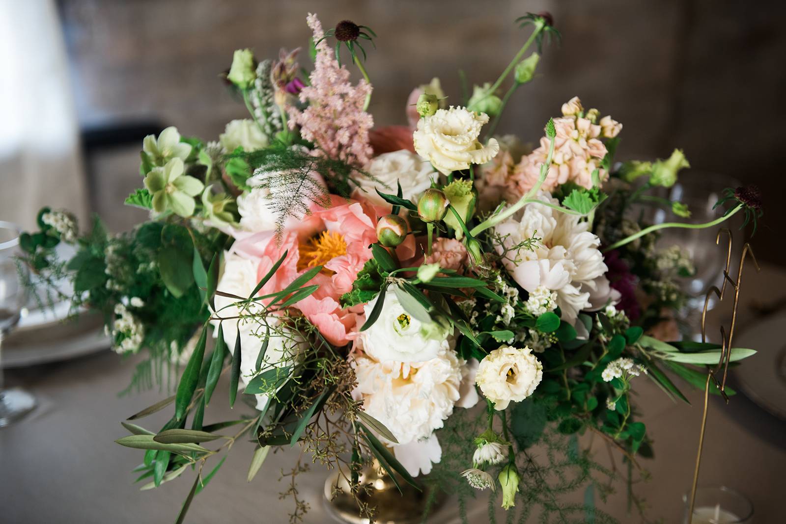 blush peach white centerpiece, centerpiece flowers