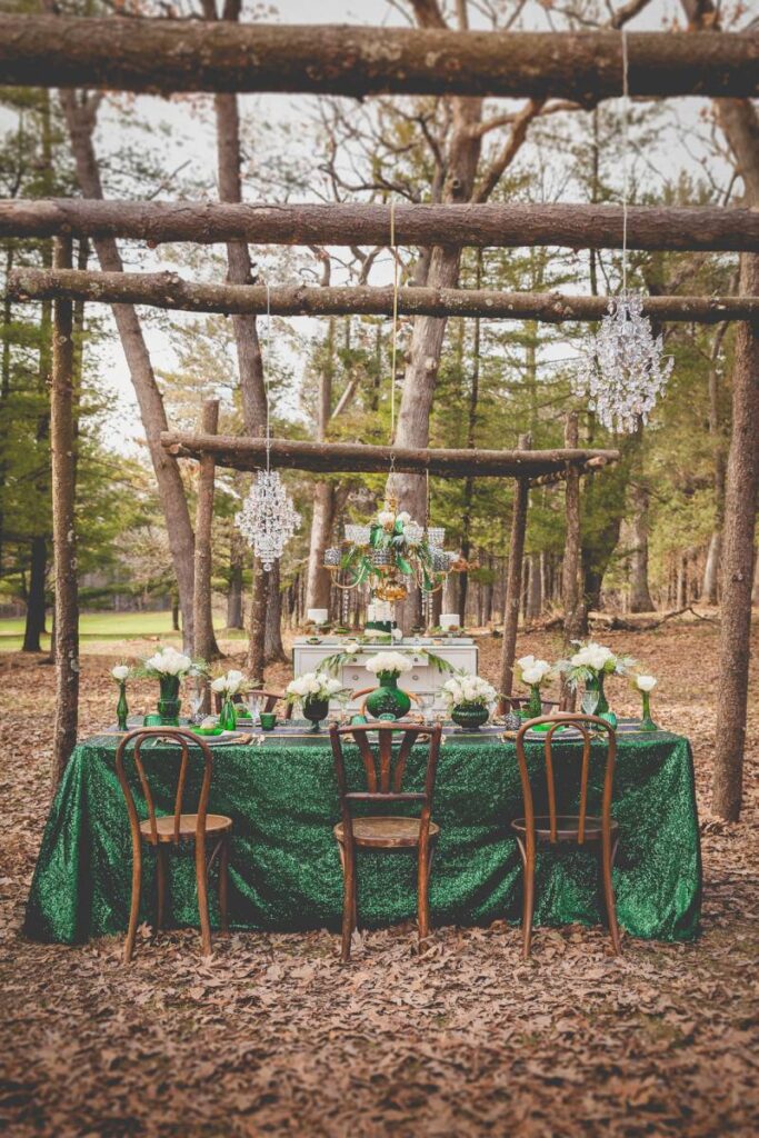 GLAM EMERALD GREEN WEDDING INSPIRATION IN THE WOODS