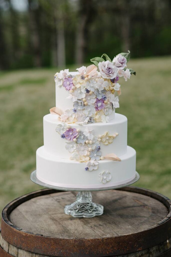 6 BEAUTIFULLY CURATED CAKES FROM WISCONSIN WEDDING BAKERIES