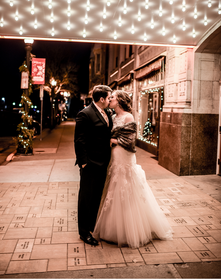 GLITZY GOLD AND CLASSIC BLACK WISCONSIN WEDDING | JANELLE + ADAM