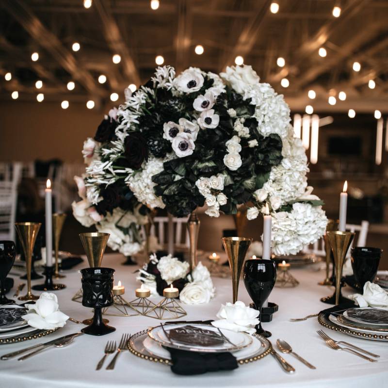 DRAMATIC, MODERN WEDDING INSPIRATION IN BLACK AND WHITE WITH GOLD ACCENTS
