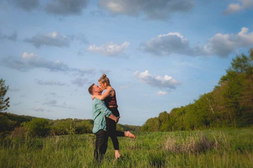 A RELAXED ENGAGEMENT SESSION IN THE HEART OF WISCONSIN | SAMANTHA + KEATON