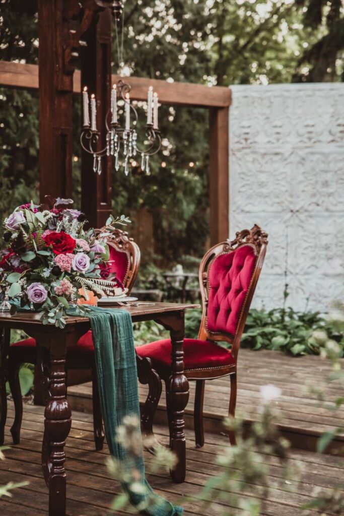 ELEGANT RICH-TONED VINTAGE STYLED WEDDING SCAPE AT THE IRON AMETHYST | WISCONSIN WEDDING INSPIRATION