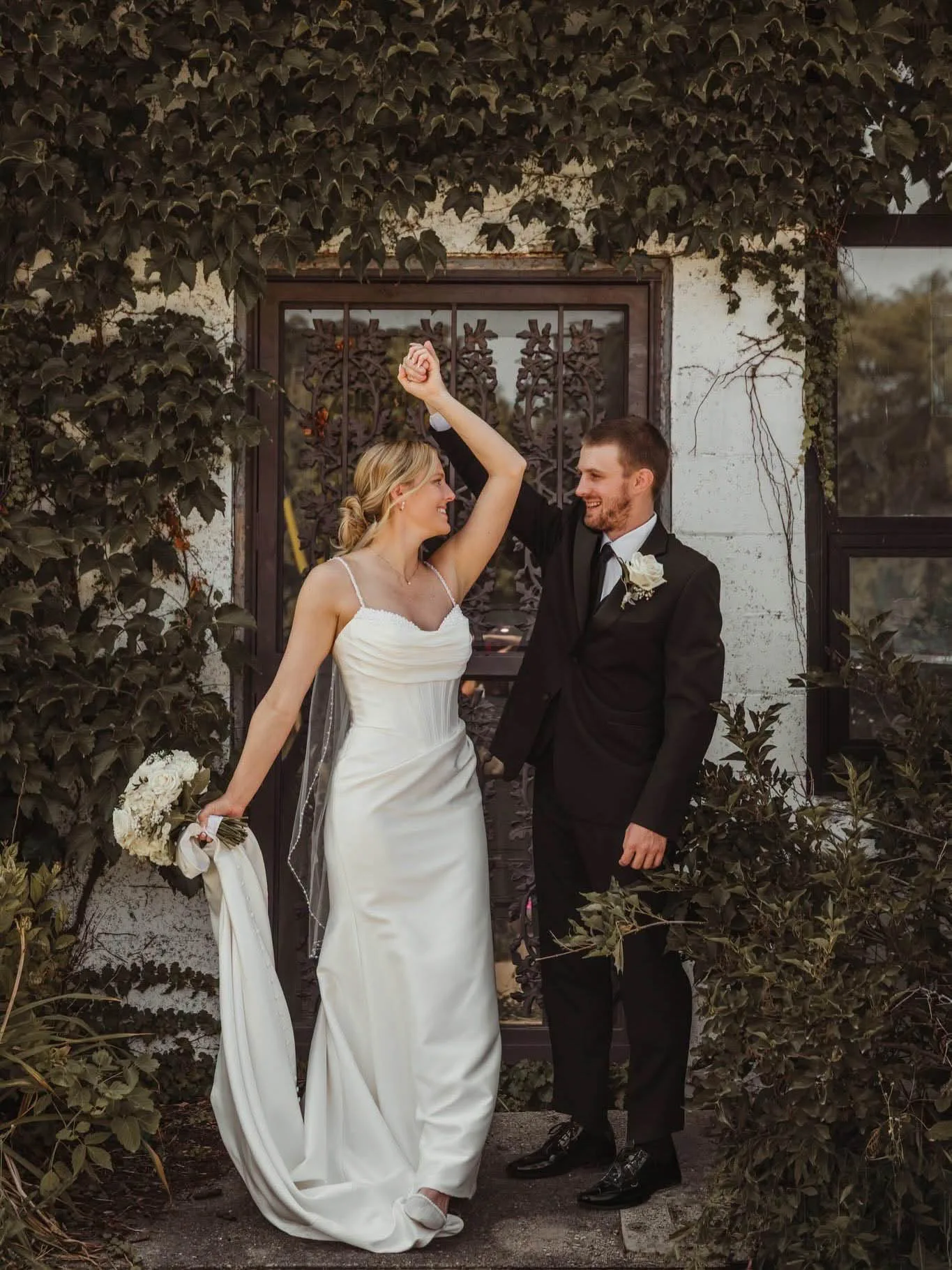 Leaf-and-Bloom-wedding-floral-design-flower-bouquet-centerpiece-altar-Waunakee-Wisconsin-11